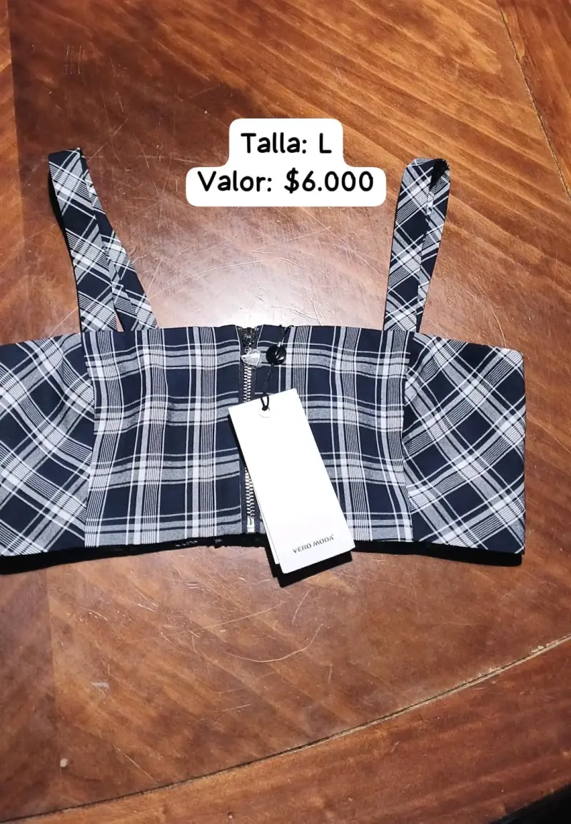 Jeans de mezclilla azul con diseño rasgado - 3