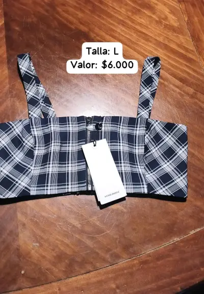 Jeans de mezclilla azul con diseño rasgado - miniatura 3