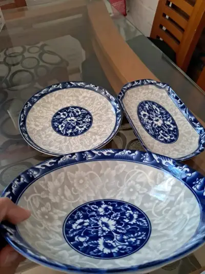 Juego de platos de cerámica azul y blanco - miniatura 1