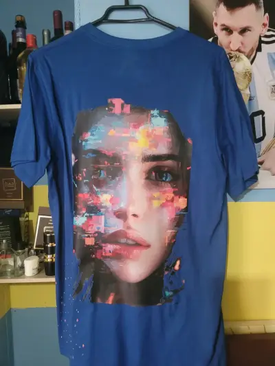 Polera de algodón con diseño gráfico colorido - miniatura 1