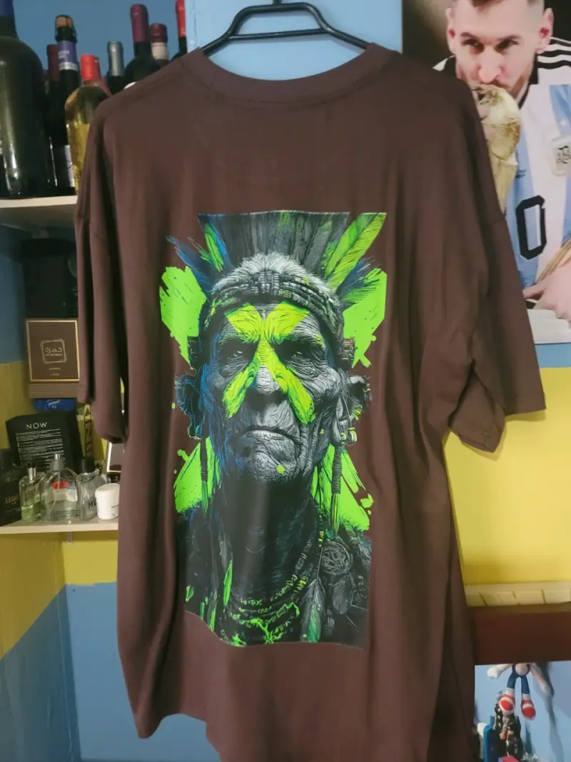 Polera de algodón con diseño gráfico colorido - 3