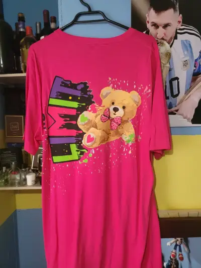 Polera de algodón con diseño gráfico colorido - miniatura 4