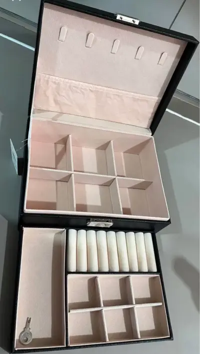Caja organizadora de joyas negra con llave - miniatura 2
