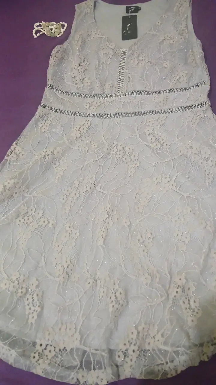 Vestido de encaje beige elegante