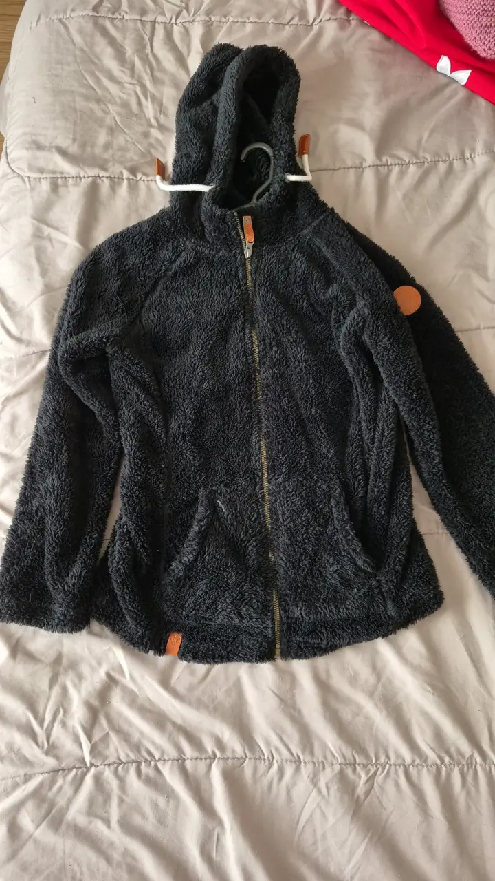 Chaqueta de felpa con capucha negra