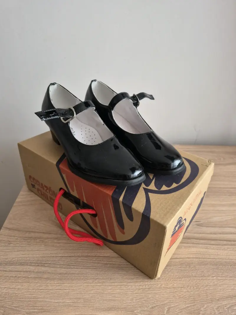 Zapatos de charol para niña negros con hebilla