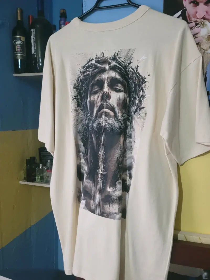Polera beige con diseño artístico de rostro