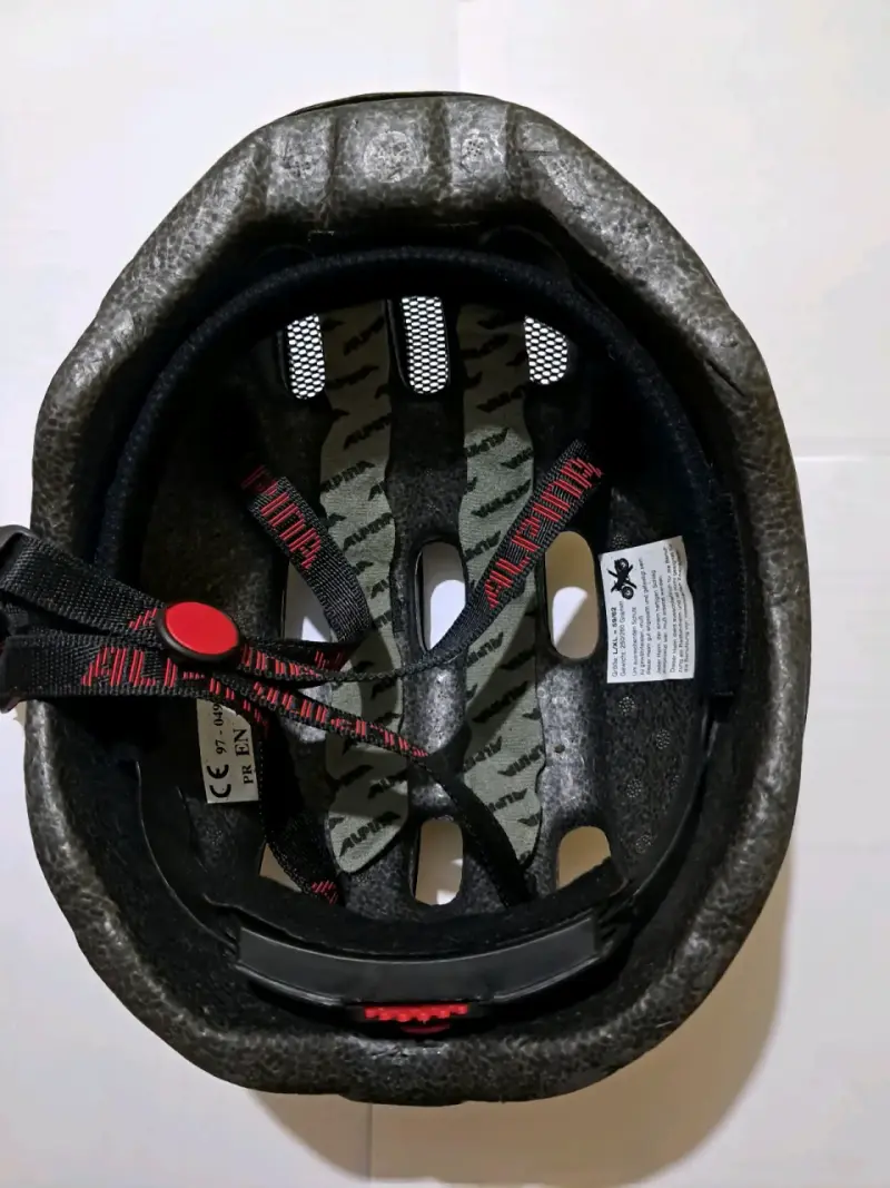 Casco de ciclismo Alpina negro con diseño aerodinámico - 2