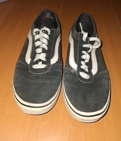Zapatillas negras con diseño clásico - miniatura 1