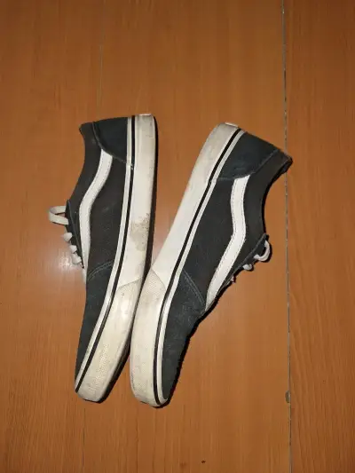 Zapatillas negras con diseño clásico - miniatura 2