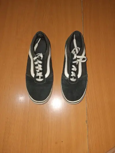 Zapatillas negras con diseño clásico - miniatura 3