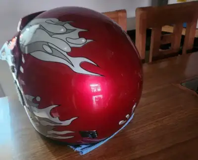 Casco de moto rojo con diseño de llamas - miniatura 1