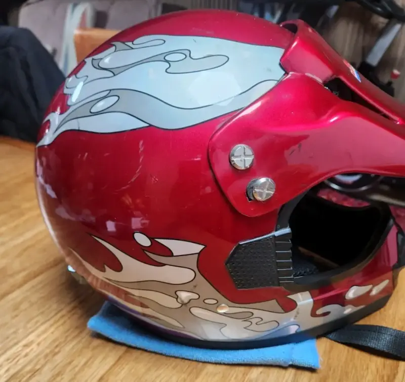 Casco de moto rojo con diseño de llamas - 2