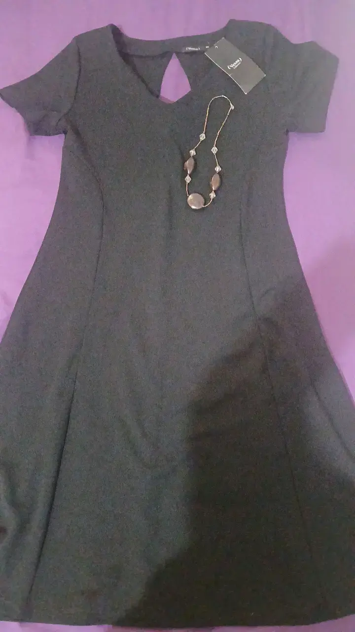 Vestido negro elegante con collar