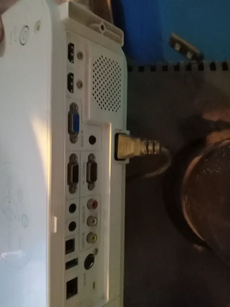 Proyector multimedia blanco en buen estado - 2
