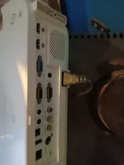 Proyector multimedia blanco en buen estado - miniatura 2