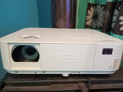 Proyector multimedia blanco en buen estado - miniatura 4