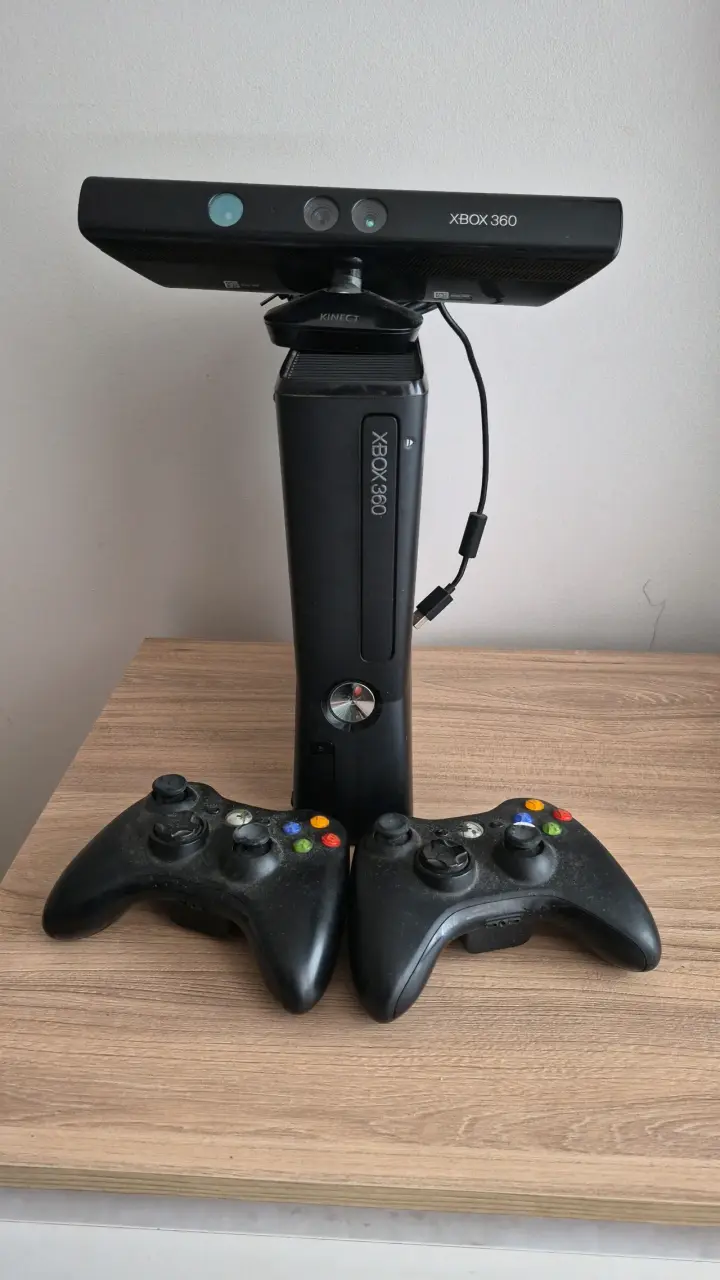 Consola Xbox 360 con Kinect y dos controles
