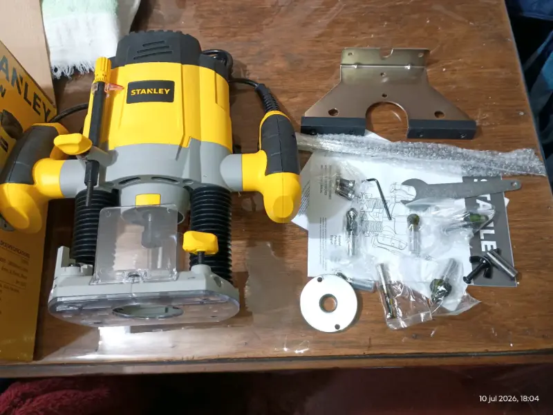 Fresadora Stanley 1200W con 6 Fresas - 2