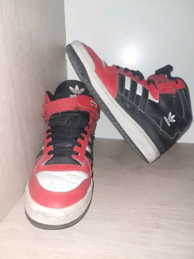 Zapatillas deportivas Adidas rojas y negras - miniatura 1
