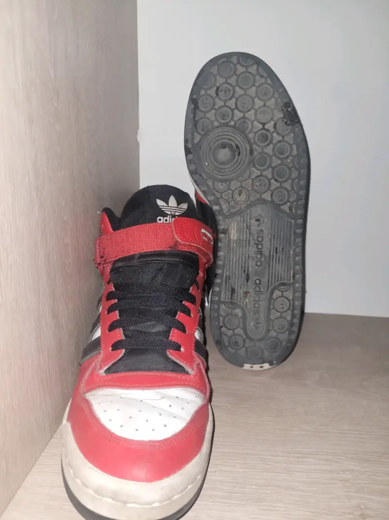 Zapatillas deportivas Adidas rojas y negras - 2