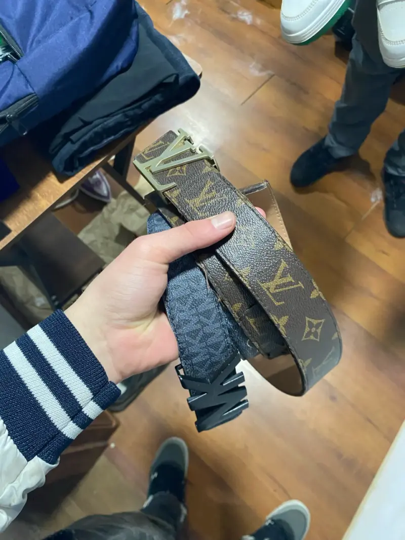 Cinturones de cuero con hebilla LV
