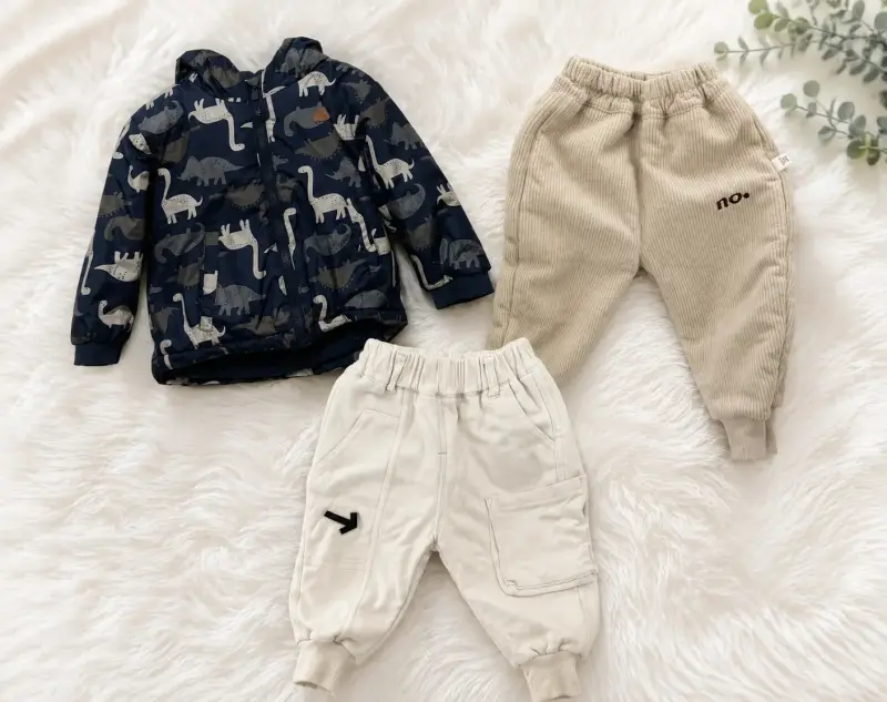Conjunto de ropa infantil con chaquetas y pantalones - 2