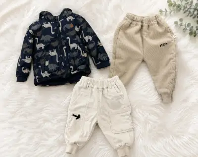 Conjunto de ropa infantil con chaquetas y pantalones - miniatura 2