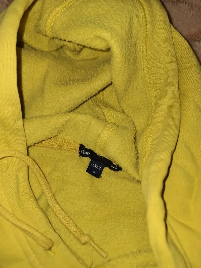 Polerón amarillo con capucha GAP para hombre - 2