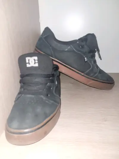 Zapatillas negras DC para hombre en buen estado - miniatura 1