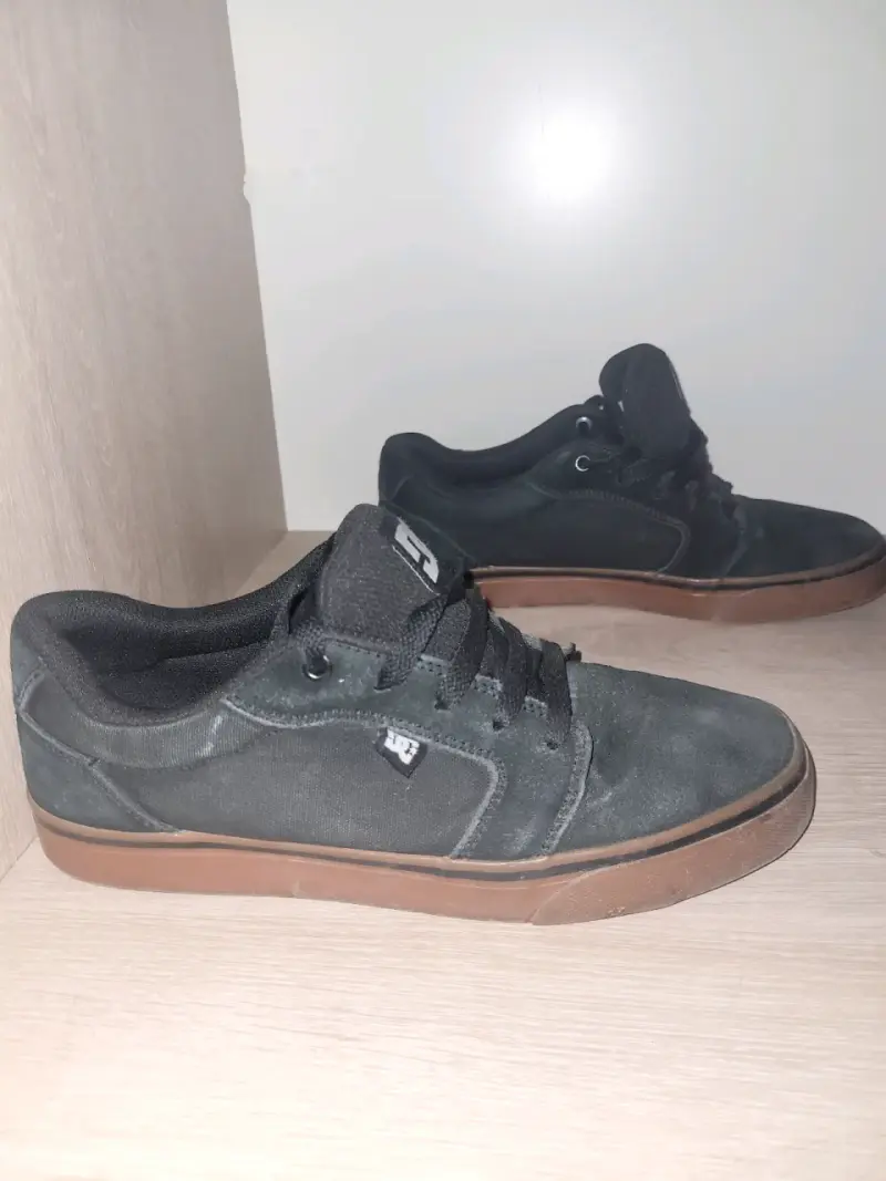 Zapatillas negras DC para hombre en buen estado - 2