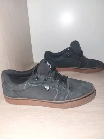 Zapatillas negras DC para hombre en buen estado - miniatura 2