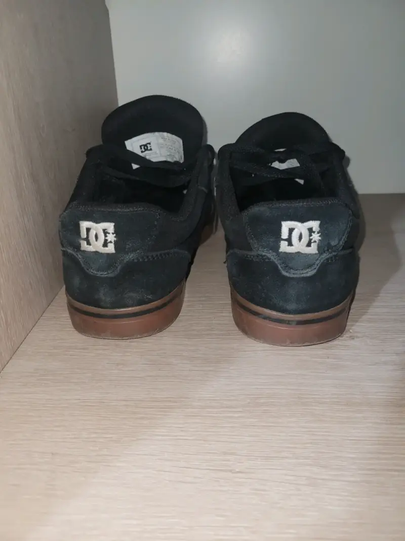 Zapatillas negras DC para hombre en buen estado - 3