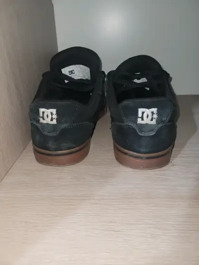 Zapatillas negras DC para hombre en buen estado - miniatura 3
