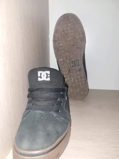 Zapatillas negras DC para hombre en buen estado - miniatura 4