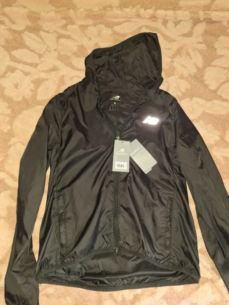 Chaqueta cortaviento negra New Balance para hombre - 1