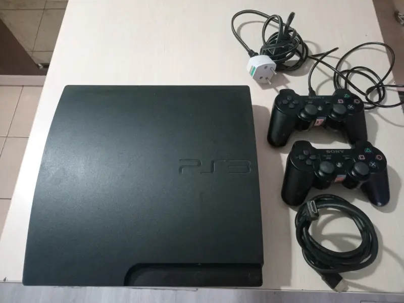 Consola PS3 con dos controles y cables - 1
