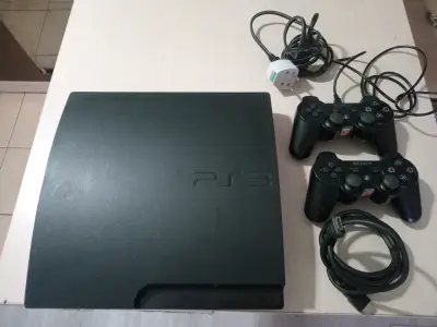 Consola PS3 con dos controles y cables - miniatura 1