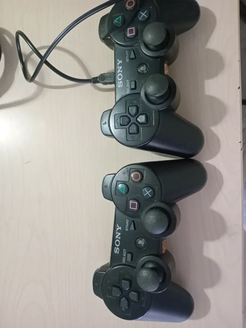 Consola PS3 con dos controles y cables - 2