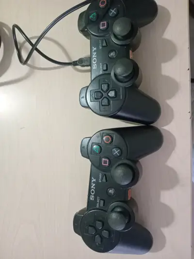 Consola PS3 con dos controles y cables - miniatura 2