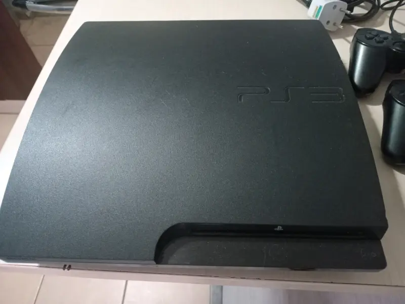 Consola PS3 con dos controles y cables - 3