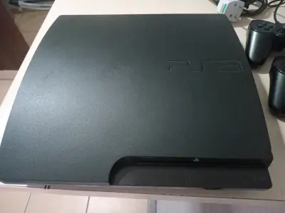 Consola PS3 con dos controles y cables - miniatura 3
