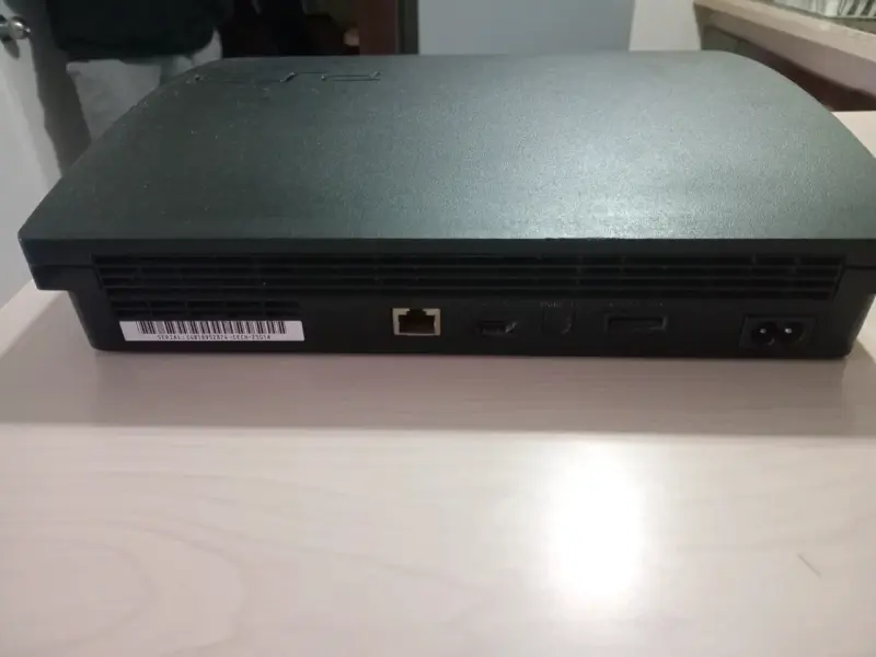 Consola PS3 con dos controles y cables - 4