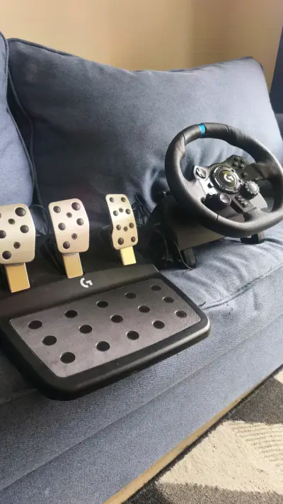 Volante y pedales Logitech G923 Ps4, Ps5 y PC - miniatura 1