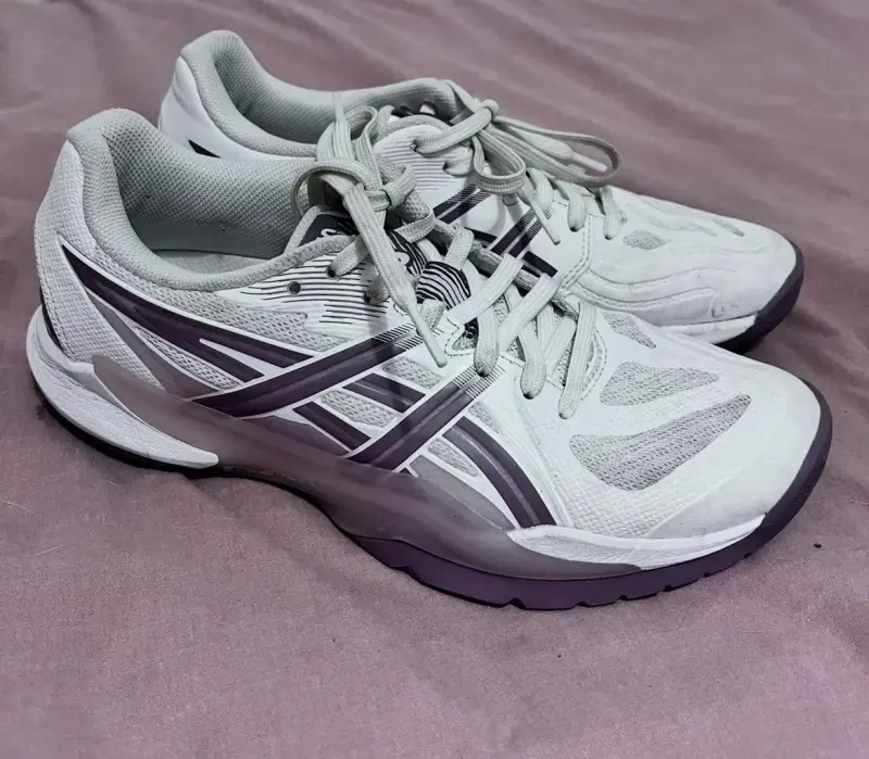 Zapatillas deportivas blancas y moradas para mujer