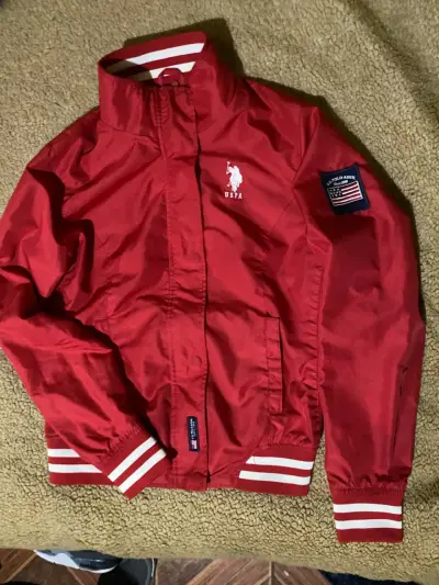 Chaqueta roja US Polo Assn con diseño deportivo - miniatura 1