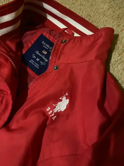 Chaqueta roja US Polo Assn con diseño deportivo - miniatura 2