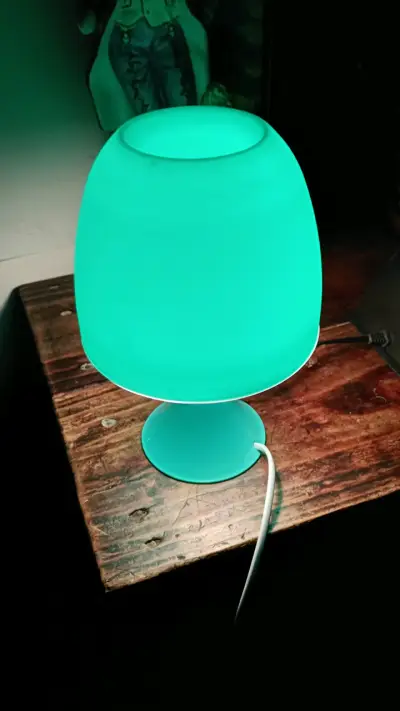 Lámpara de mesa LED verde moderna - miniatura 1