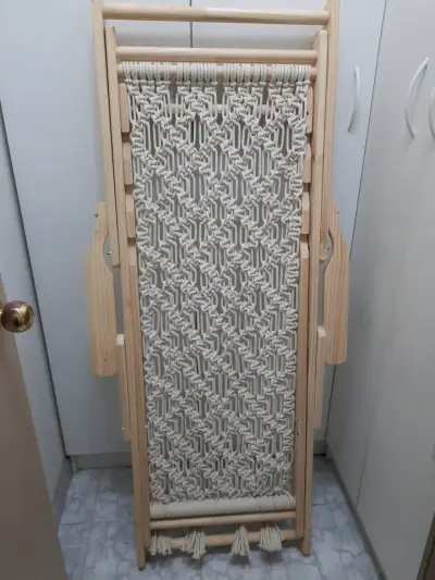 Silla plegable de madera con tejido macramé - miniatura 1