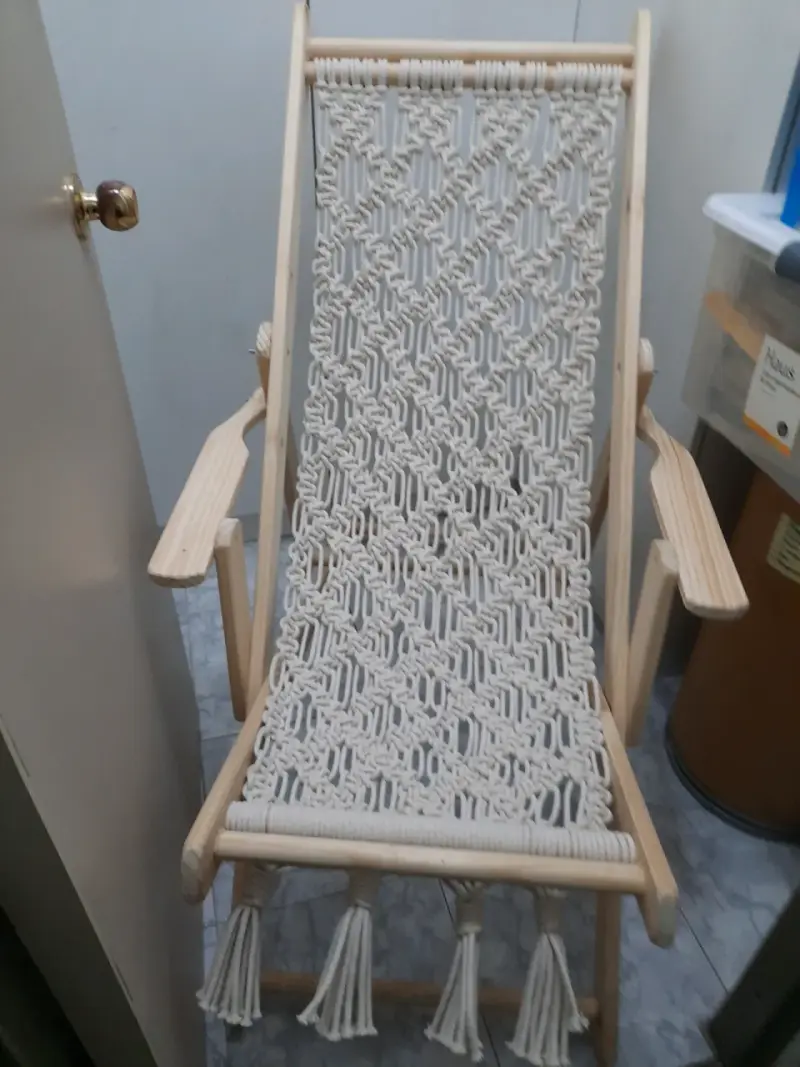Silla plegable de madera con tejido macramé - 3